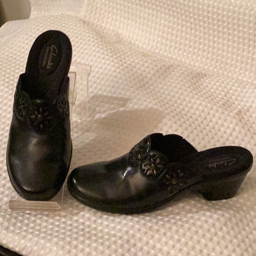 NNB Clark’s bendable black color with cut flowers clog’s sandals # 7.5 M.